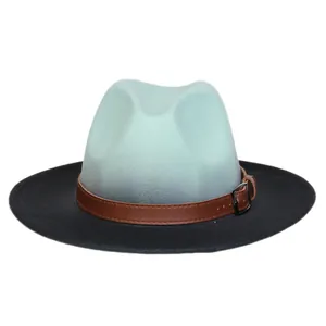 Détail d'un chapeau fedora bicolore avec ceinture en cuir marron et boucle argentée