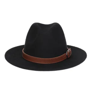 Détail d'un chapeau fedora noir à large bord avec ceinture marron et boucle métal