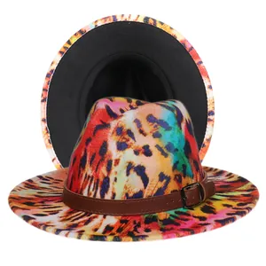 Détail d'un chapeau fedora léopard avec bande en cuir marron et boucle métallique