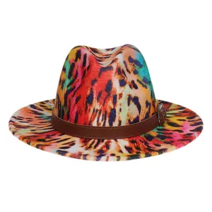 Détail du chapeau fedora à imprimé léopard coloré avec une boucle de ceinture en cuir brun