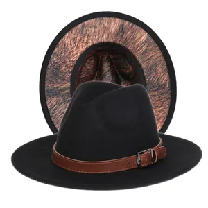Détail du chapeau fedora noir avec doublure léopard et ceinture en cuir marron bouclée