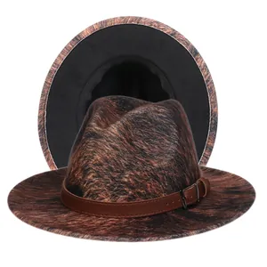 Détail du chapeau fedora à motif animalier avec bande en cuir et doublure noire
