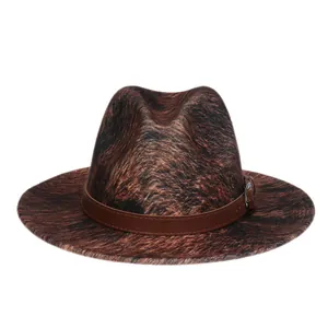 Détail d'un chapeau fedora marron en fausse fourrure avec bande de cuir décorative