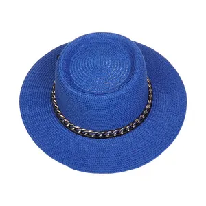 Detailansicht eines blauen Strohhuts mit dekorativer Goldkette für Damen im Sommer