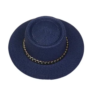 Detaillierte Draufsicht auf marineblauen Strohhut mit dekorativem Bronze-Kettengliederband