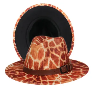 Chapeau Fedora à motif girafe avec large bord, ceinture en cuir marron et doublure noire