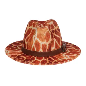 Détail du chapeau fedora à motif girafe avec bande en cuir et boucle métallique