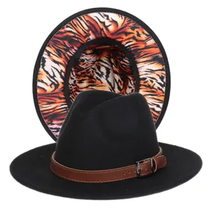 Détail du chapeau fedora noir avec ceinture en cuir marron et doublure motif tigre