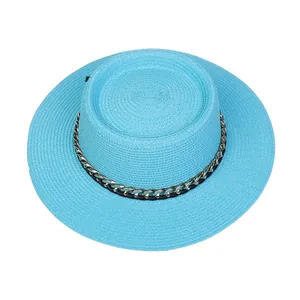 Himmelblauer flacher Strohhut mit dekorativer Silberkette und schwarzem Band für Damen