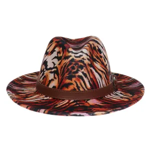 Détail d'un chapeau fedora à motif tigre avec bande en cuir marron et boucle en métal