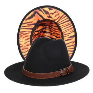 Vue détaillée du chapeau de jazz noir avec bord imprimé tigre orange et boucle en cuir