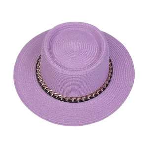 Draufsicht auf Lavendel-Strohhut mit feiner Textur und eleganter Metallkettenverzierung