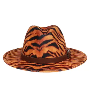 Détail d'un chapeau fedora à motif tigre avec ceinture en similicuir brun et boucle en métal