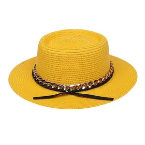 Damen Strohhut mit flachem Kopf, goldener Kette und schwarzem Band für den Sommerurlaub