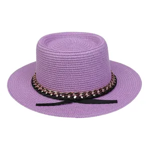 Chapeau de paille violet à toit plat avec chaîne dorée et nœud en ruban noir pour plage