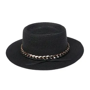 Chapeau de paille noir pour femme avec chaîne dorée et bord plat pour l'été