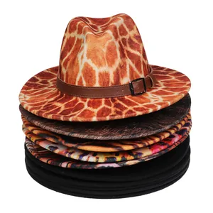 Empilement de chapeaux jazz à motifs girafe et léopard avec ceinture en cuir