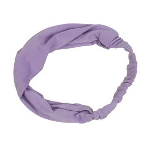 Dettaglio della fascia elastica viola per yoga con trama a maglia e design a pieghe laterali
