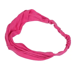Dettaglio della fascia per capelli da yoga rosa con cinturino posteriore elastico pieghettato