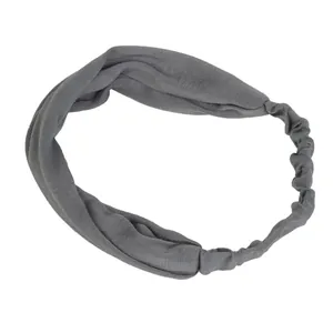 Dettaglio della fascia yoga grigio scuro con nodo, elastico e trama in maglia morbida