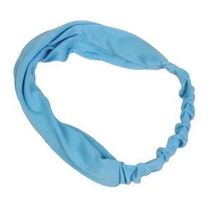 Dettaglio della fascia yoga azzurra a torsione in maglia a coste con elastico