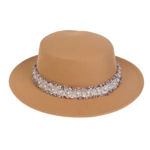 Detailansicht eines Wollfilzhutes mit Tweedband und eleganten Perlenverzierungen