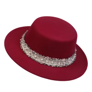 Detailansicht weinroter Wollhut mit Perlenbesatz und Tweed-Band im Vintage-Stil