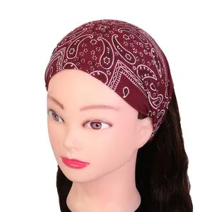 Vue détaillée du bandeau de yoga large bordeaux à motif paisley sur un mannequin