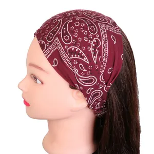 Détail du bandeau de yoga paisley rouge foncé sur un mannequin en tissu élastique doux