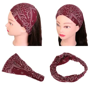 Détail du bandeau de yoga bordeaux à motif paisley avec élastique et bordure large