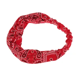 Détail du bandeau rouge à motif paisley avec nœud torsadé et élastique doux