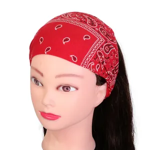 Détail du bandeau de yoga rouge à motif paisley avec coutures et motifs précis
