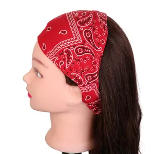 Détail de profil d'un bandeau large rouge avec imprimé cachemire sur mannequin