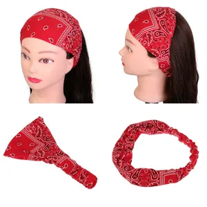 Détail du bandeau de yoga rouge à motif paisley avec bande élastique et tissu plissé