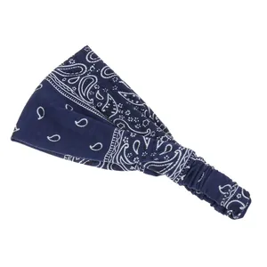 Détail d'un bandeau de yoga paisley bleu marine avec élastique plissé et tissu imprimé