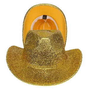 Détail de chapeaux de cowboy à paillettes dorées montrant la doublure et le tissu mixte