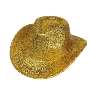 Gros plan d'un chapeau de cowboy doré à paillettes brillantes pour fêtes