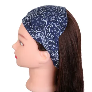 Détail d'un bandeau de yoga large bleu marine à motif paisley avec élastique arrière