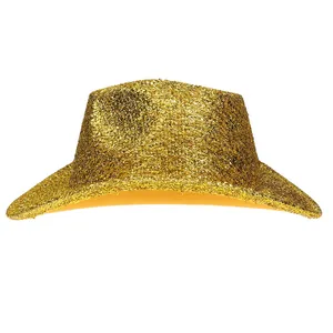 Vue détaillée d'un chapeau de fête à paillettes dorées avec une doublure en feutre jaune