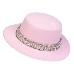 Detailansicht eines rosa Wollhutes mit elegantem Webband und dekorativen Perlenbesatz