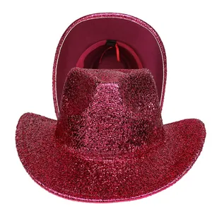 Détail d'un chapeau de cow-boy à paillettes fuchsia avec brillance et doublure intérieure
