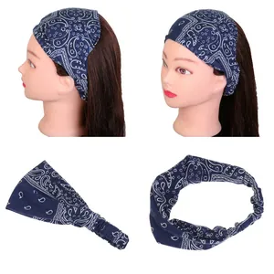 Vue détaillée du bandeau de yoga à motif paisley bleu marine avec design élastique froncé