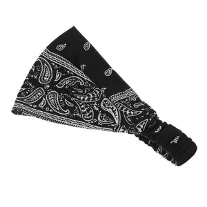 Détail d'un bandeau de yoga noir à motif cachemire avec bande élastique et tissu doux