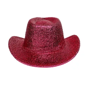 Détail des paillettes rose vif sur le chapeau de cowboy de style western pour fête
