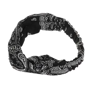 Détail du bandeau torsadé paisley noir avec élastique pour un port de yoga confortable