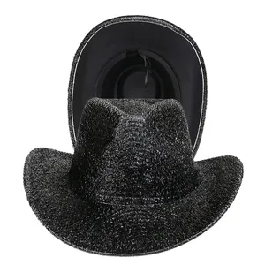 Détail d'un chapeau de cow-boy à paillettes noires avec doublure et étiquette d'entretien