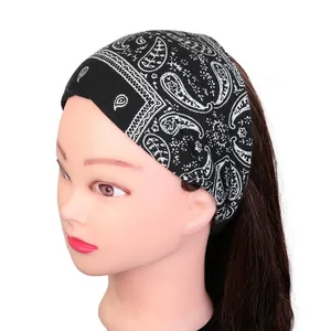 Détail du bandeau à motif cachemire noir et blanc sur une tête de mannequin