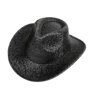 Vue détaillée d'un chapeau de paille noir tissé avec texture fine et calotte classique