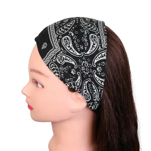 Vue détaillée du bandeau de yoga noir à motif paisley sur un modèle de mannequin