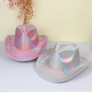 Detail von zwei Regenbogen-Laser-Cowboyhüten mit Metallic-Farbverlauf für Partys und Feste
